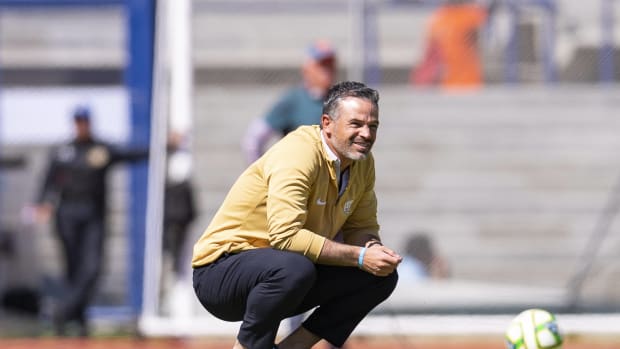 Rafael Puente dirigiendo a Pumas en el Clausura 2023